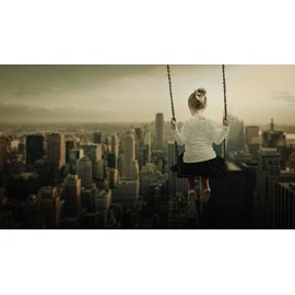 Fototapetas Mergaitė supasi ant supynių virš miesto